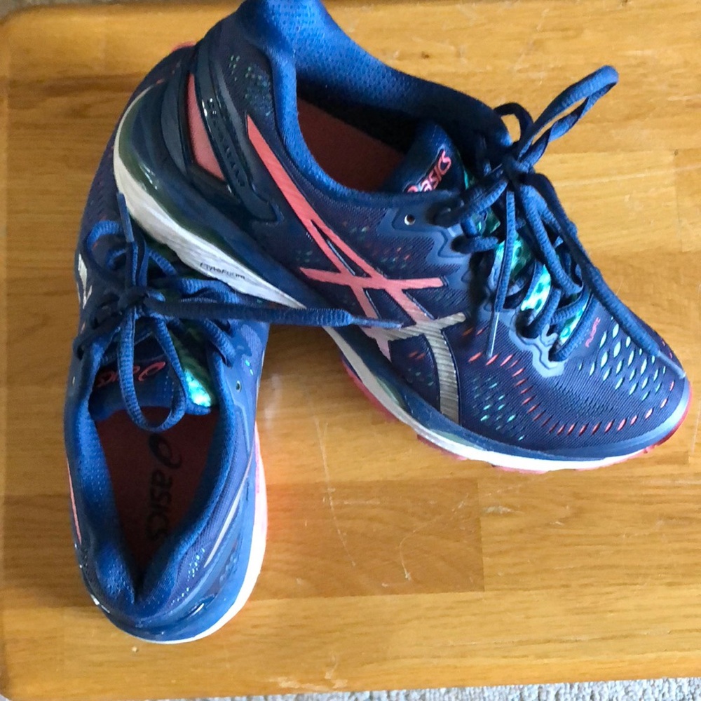 Size 8 Asics gel kayano running shoes